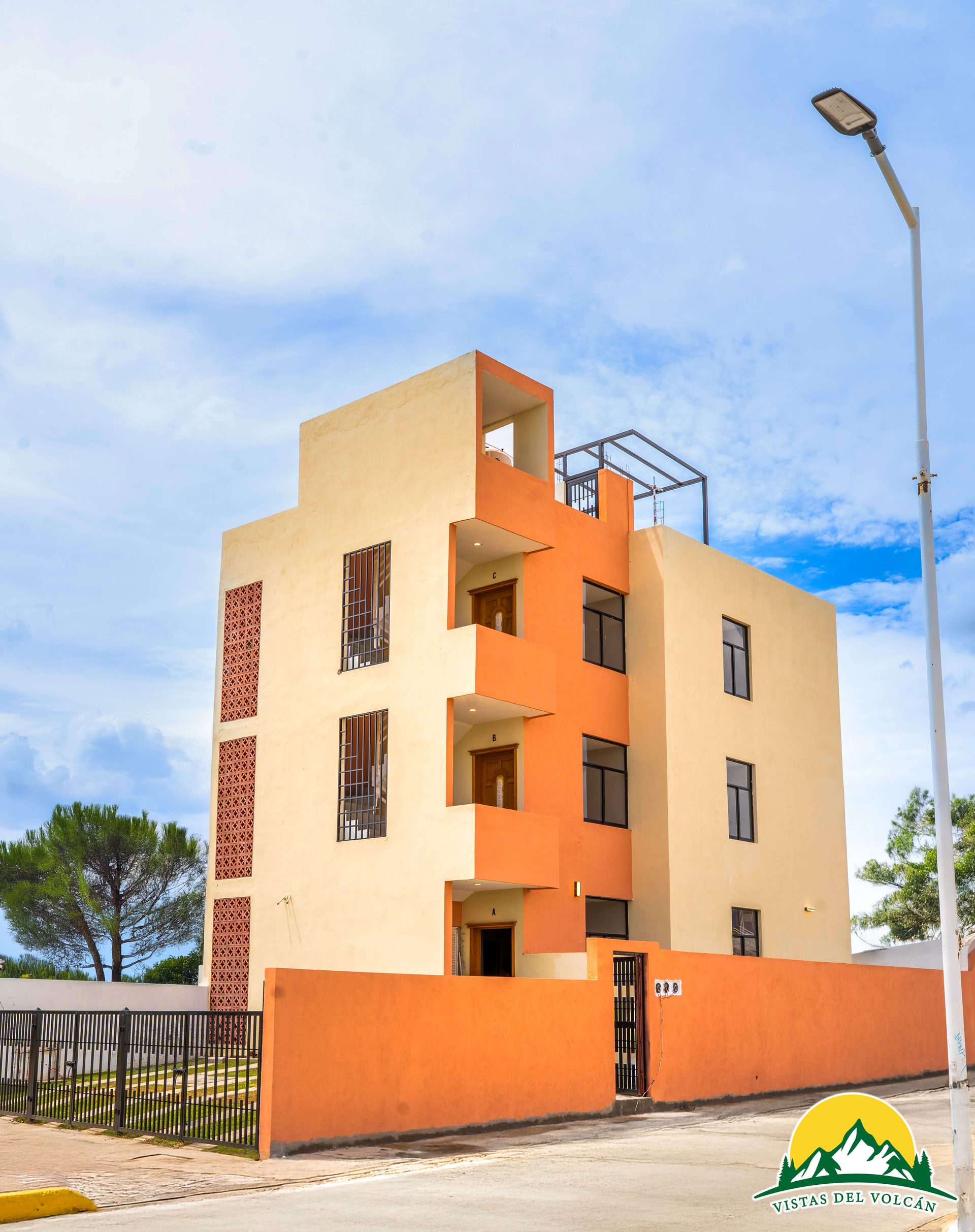 Fachada del edificio del modelo Cumbre en Vistas del Volcán